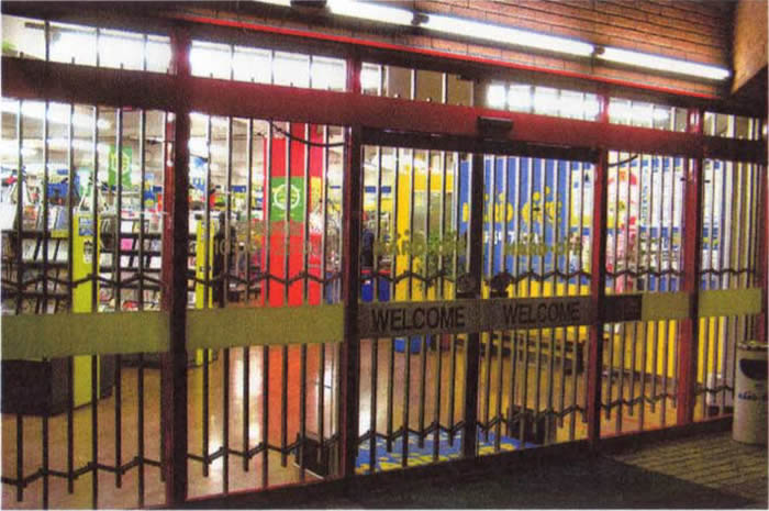 閉店後の格子展開状態